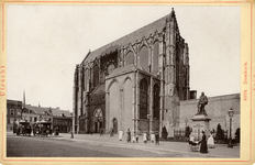 122447 Gezicht op de Domkerk op het Munsterkerkhof te Utrecht, uit het zuidwesten, met rechts het standbeeld van Jan ...
